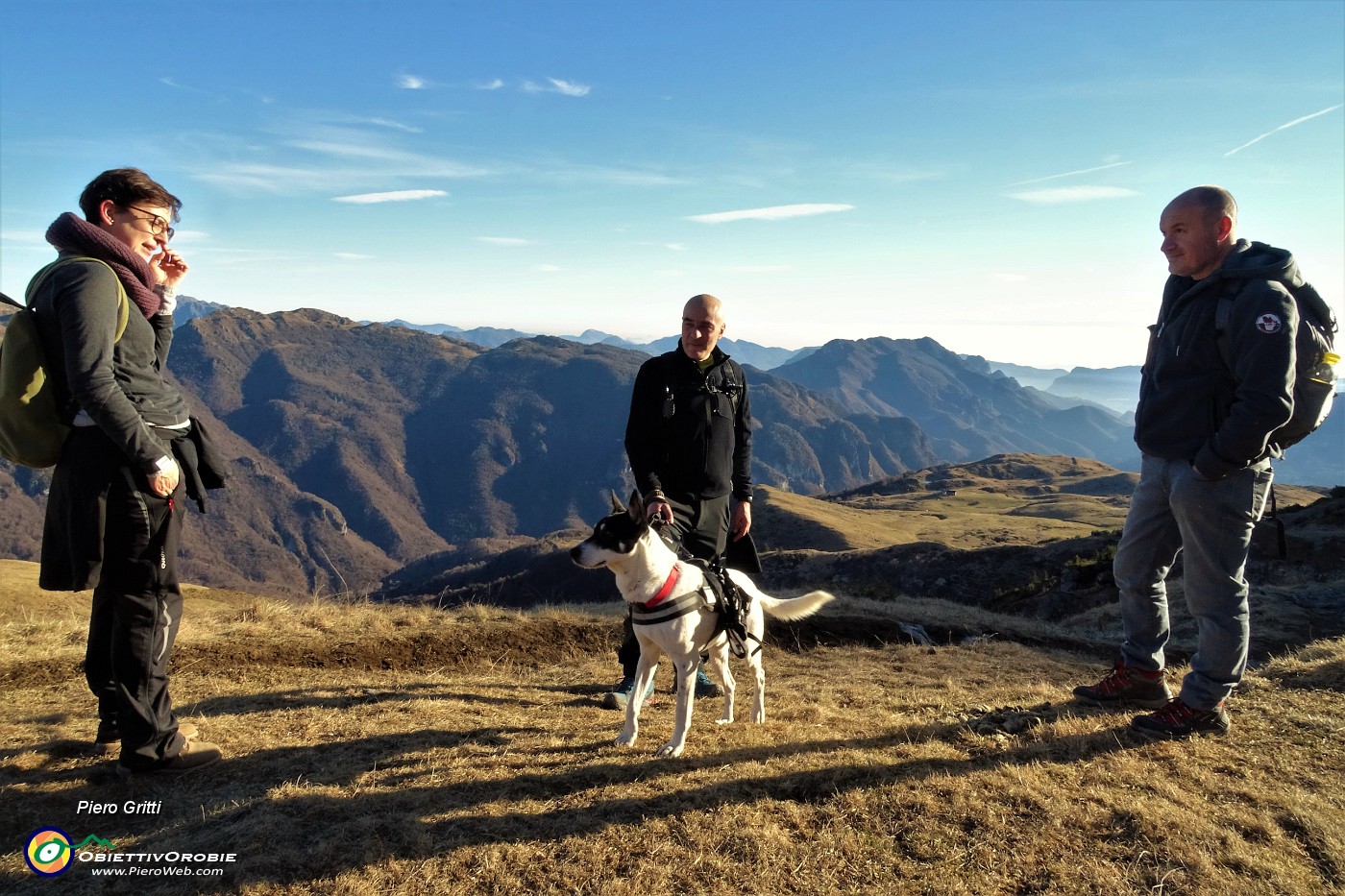 75 Incontro con escursionisti milanesi col cane Ettore.JPG -                                